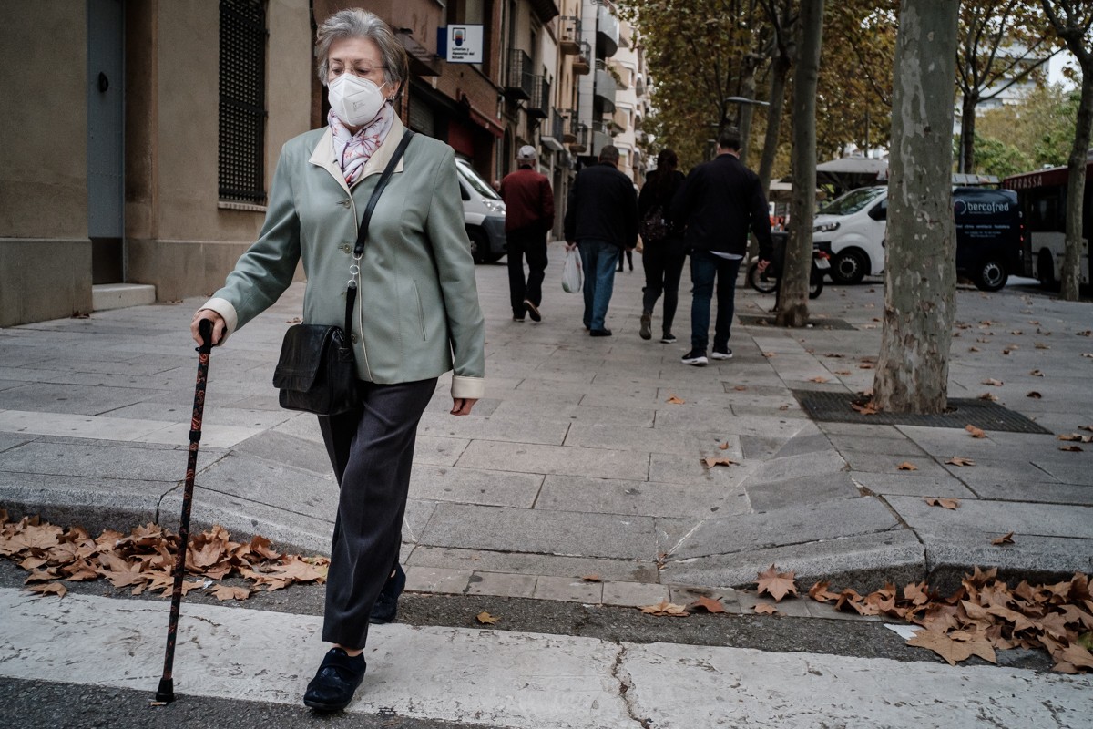 Gent amb mascareta al centre de Terrassa. - Adrià Costa