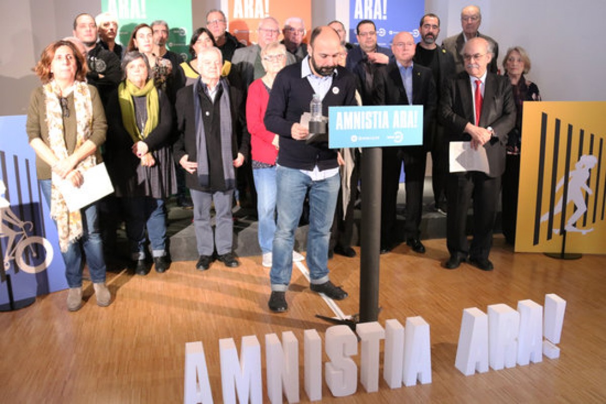 Òmnium insta els partits a tramitar al Parlament una llei d'amnistia. A la imatge, presentació d'un manifest per l'amnistia al febrer. - ACN