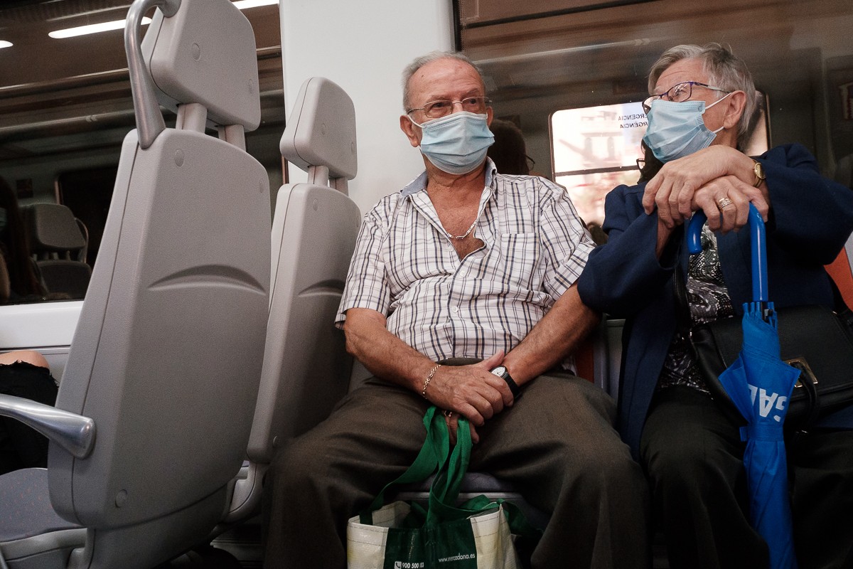 Aquest any hem après que... De la pandèmia només en queden mascaretes al transport públic 