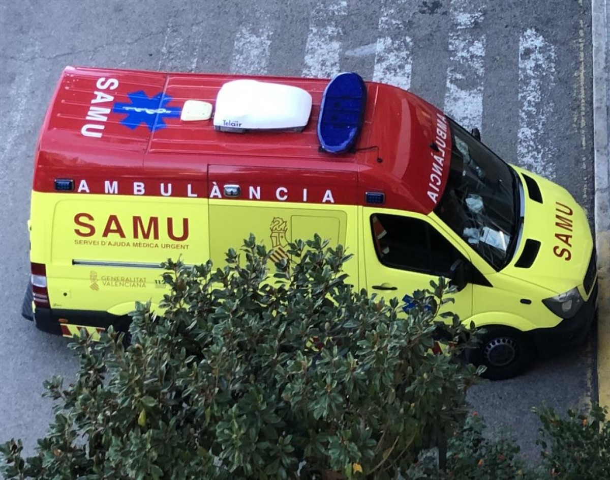 Un home resulta ferit després de caure per un balcó 