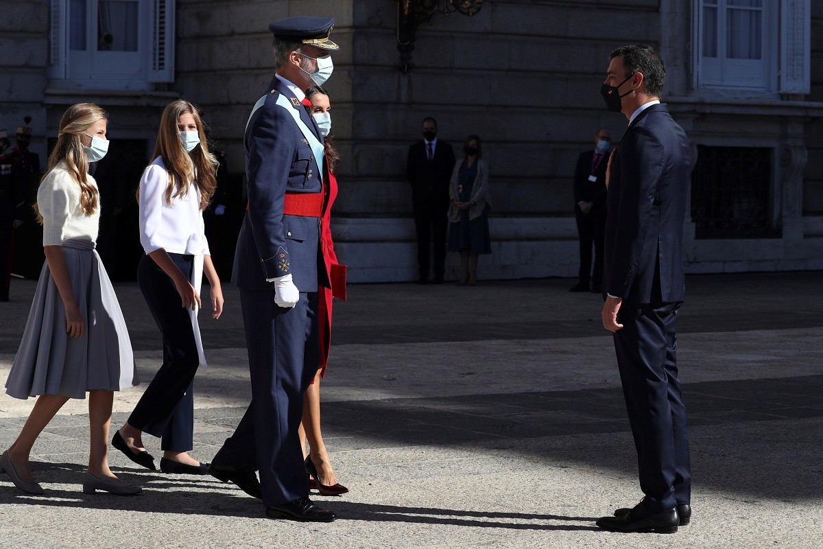 Felip VI saluda Pedro Sánchez aquest 12-O al Palau Reial. - ACN