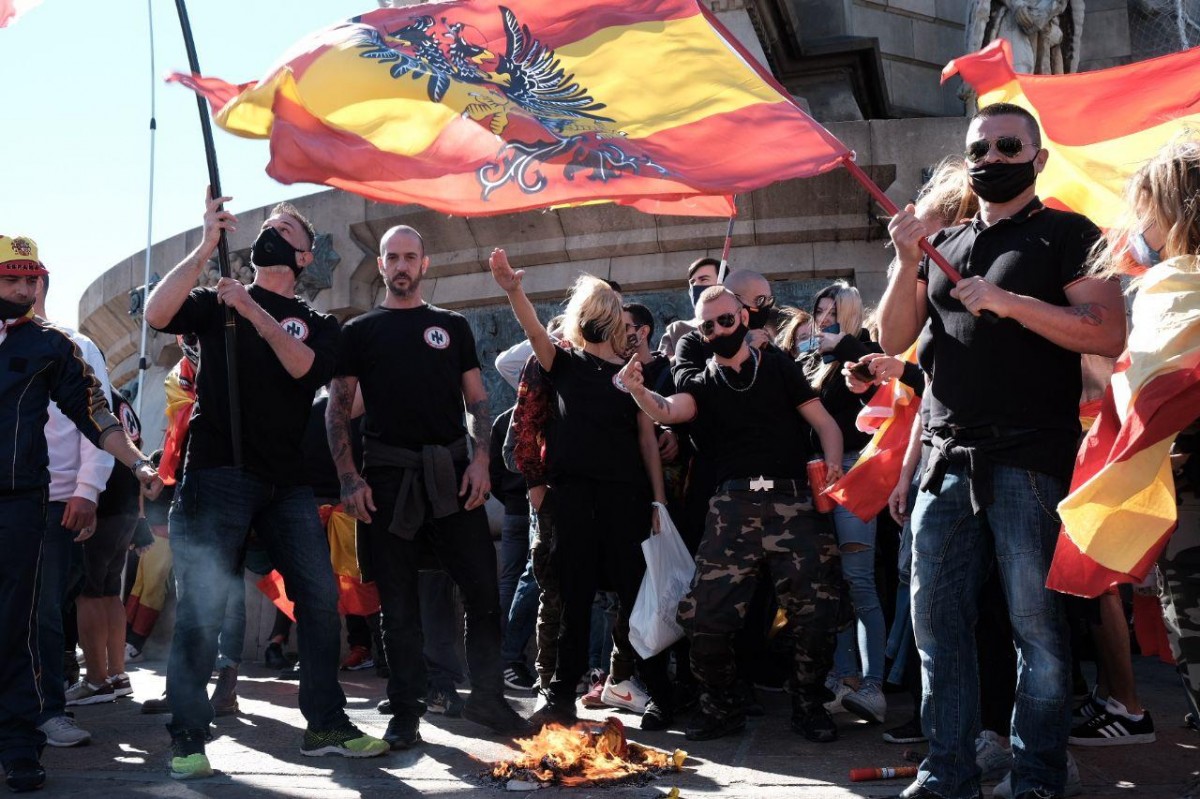 Barcelona identifica dues de les persones que van exhibir símbols feixistes el 12 d'octubre