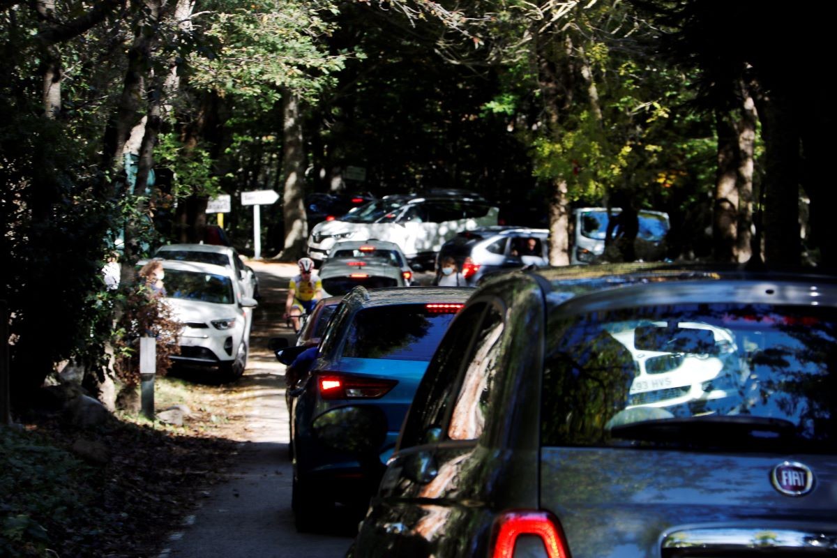 Cotxes intentant arribar a l'aparcament del pantà de Santa Fe, aquest diumenge al matí.  - ACN 