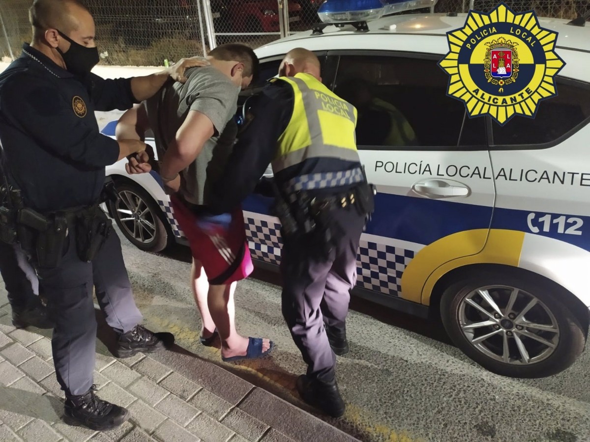 Detingut un conductor a Alacant per intentar atropellar diversos agents en fugar-se d'un control d'alcoholèmia 