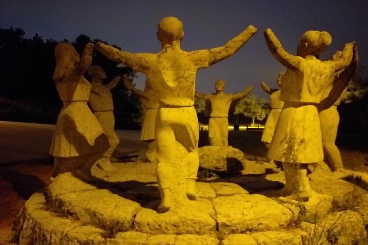 Mutilen part de les vuit figures que conformen el monument a la Sardana de Montjuïc