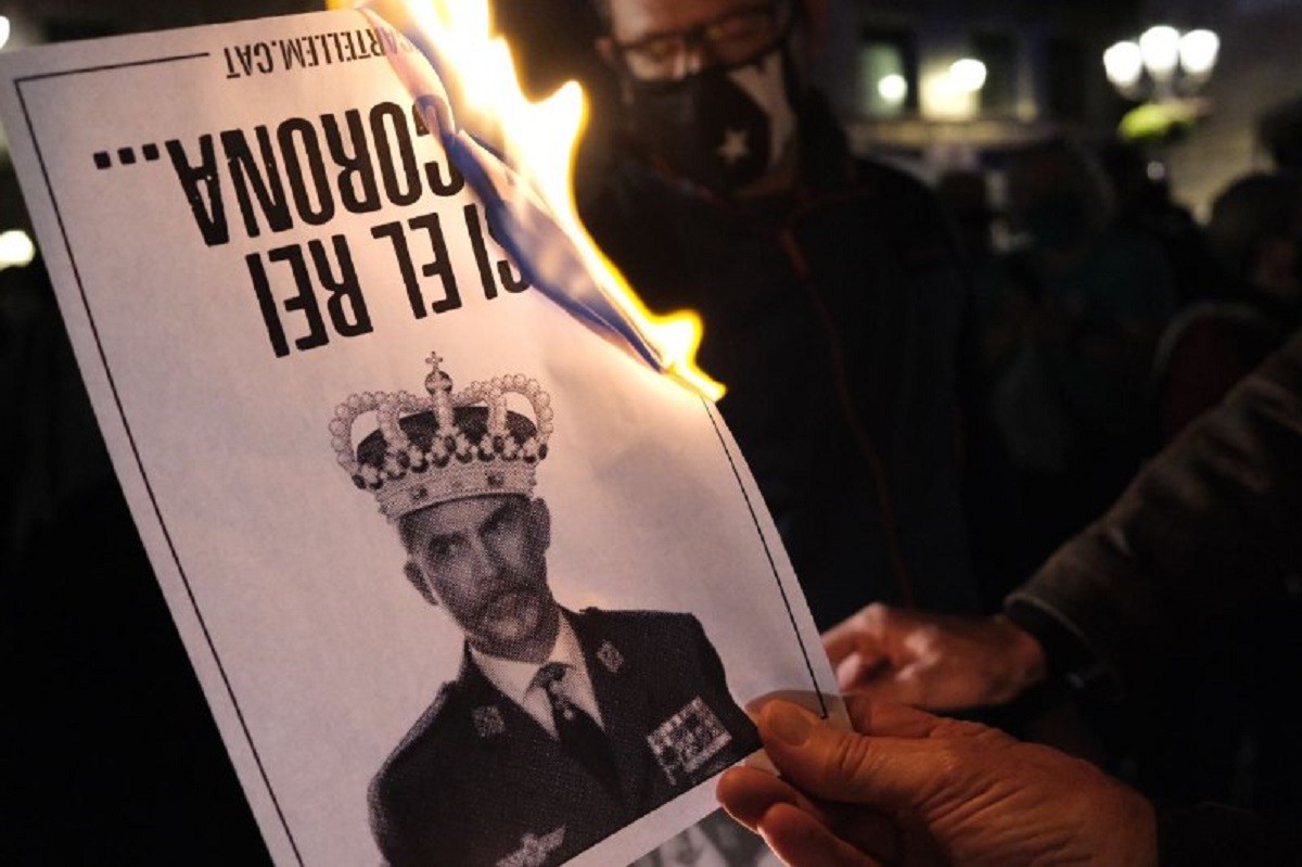 Crema de fotos del rei a les places en la vigília de la visita de Felip VI a Barcelona