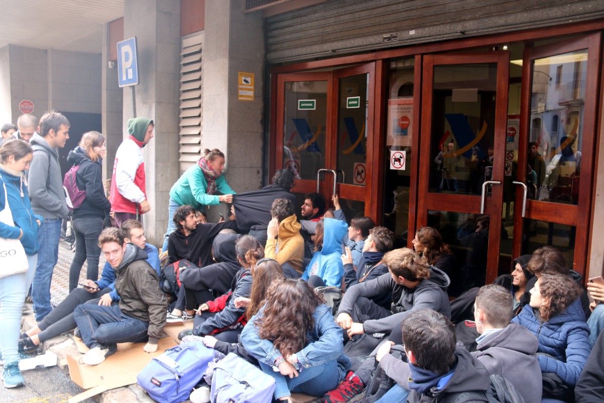 Protesta contra la sentència de l'1-O a la delegació de la Hisenda espanyola de Manresa. - ACN