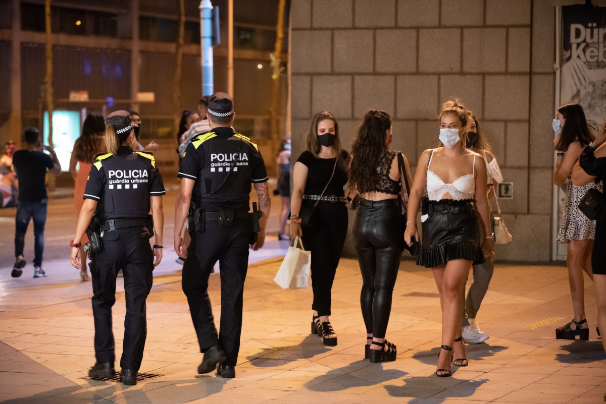 Prop de 1.200 desallotjats a Barcelona en «botellots» al carrer i en cinc festes il·legals a locals
