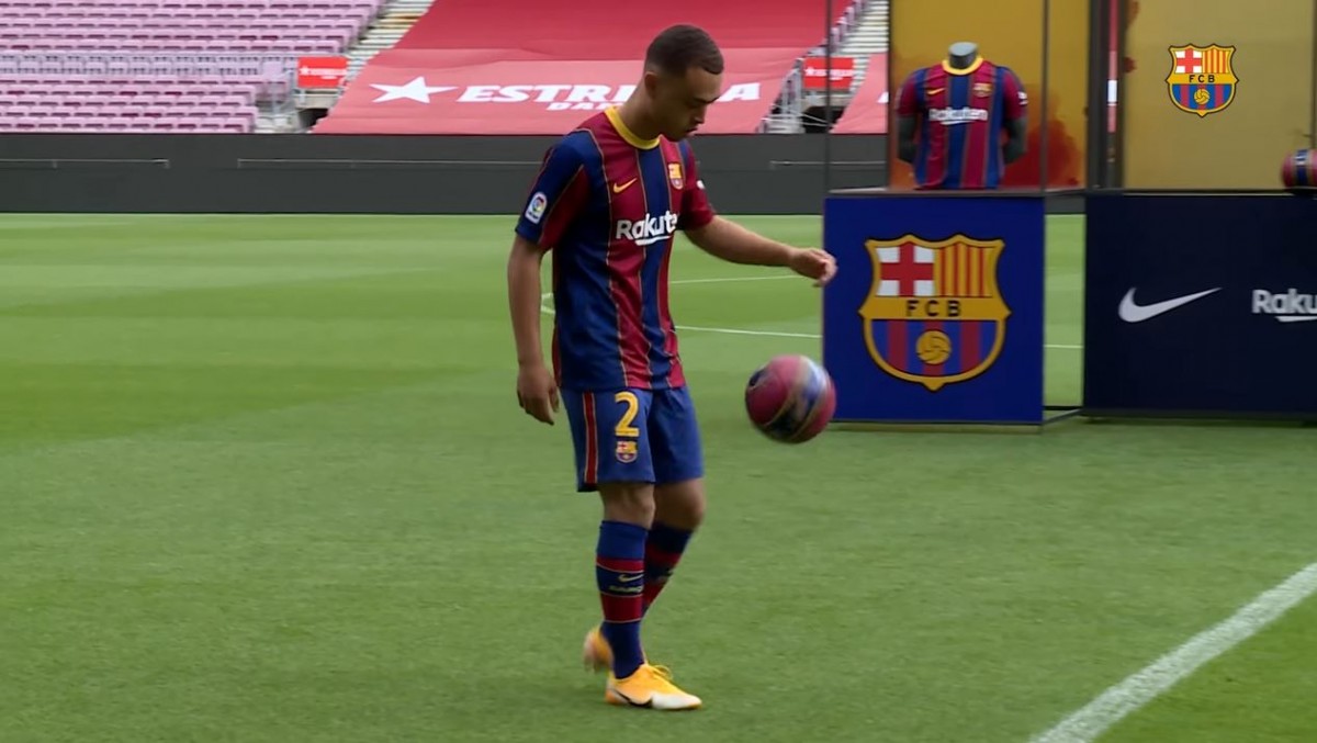 VÃDEO Les xarxes socials s'acarnissen contra el nou fitxatge del Barça pels seus tocs amb la pilota