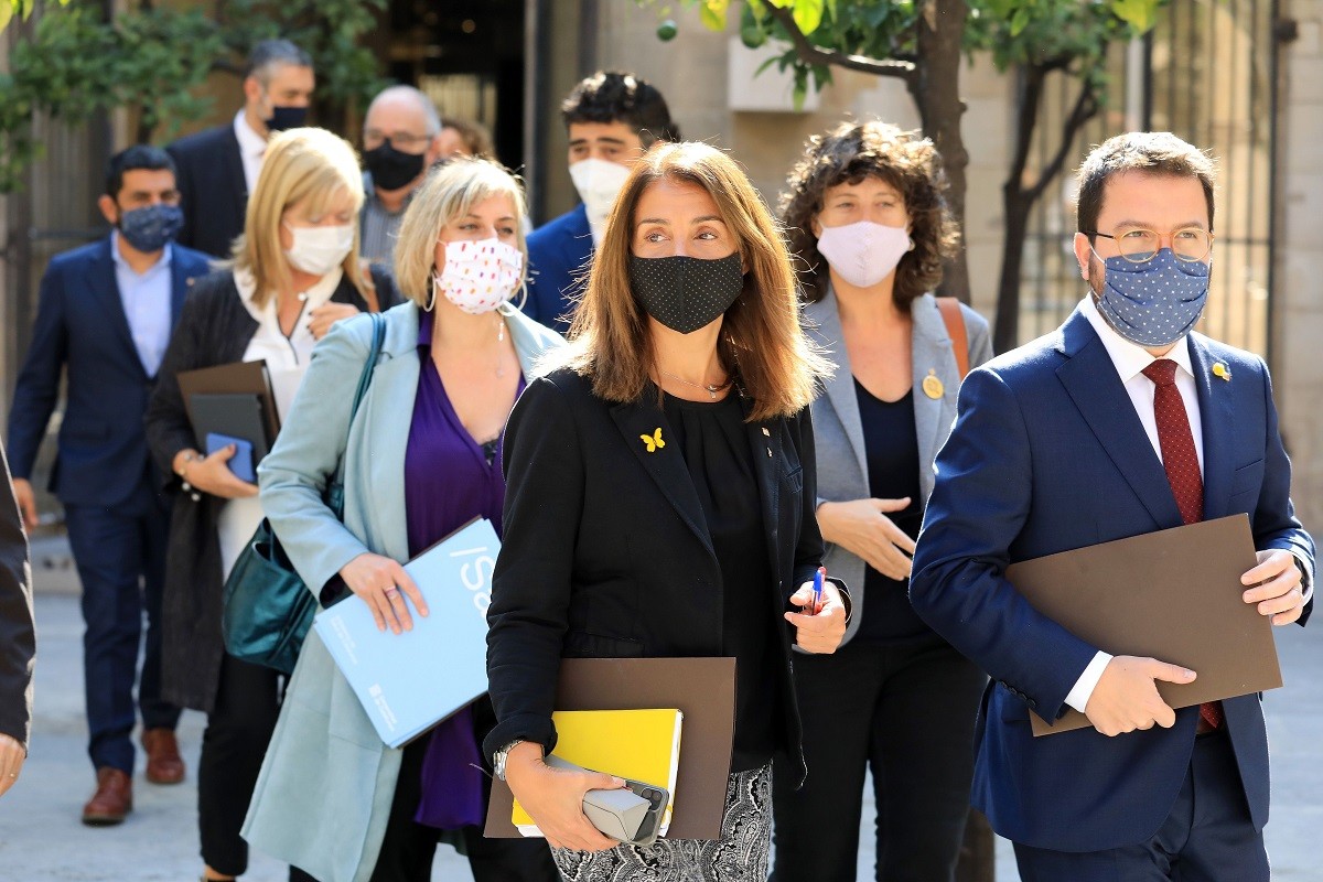 Pere Aragonès i Meritxell Budó, encapçalant els consellers aquest dimecres - Govern / Jordi Bedmar