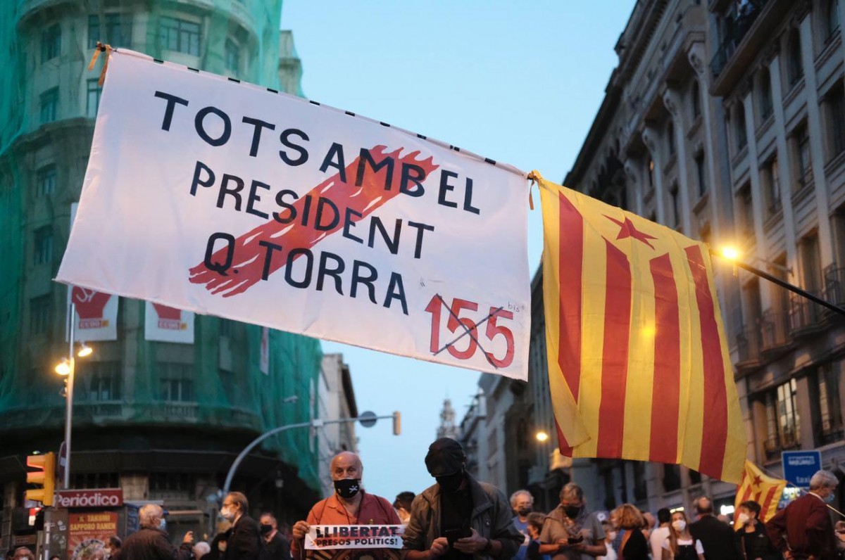Milers de persones rebutgen la inhabilitació de Torra al carrer