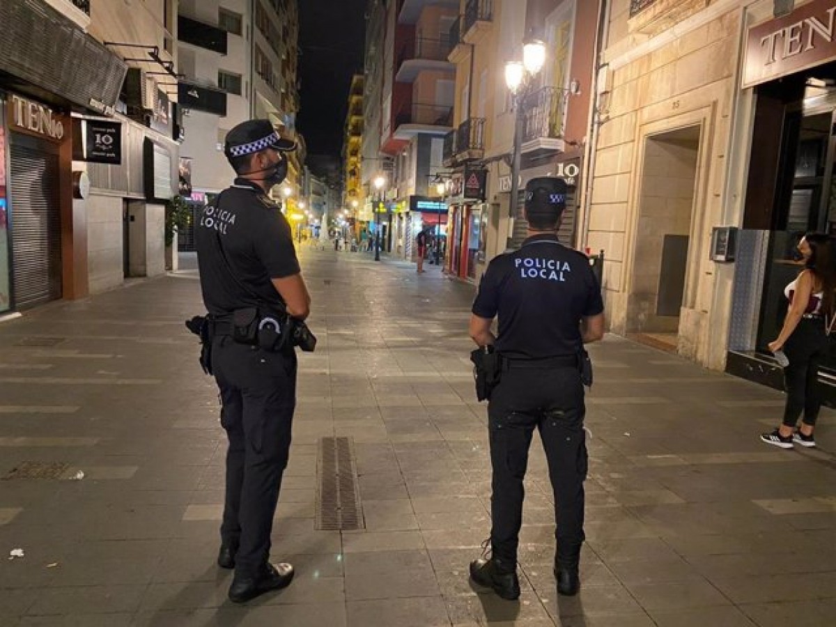 Desallotgen un pub d'Alacant amb més de 50 persones sense mascareta ni mesures de seguretat