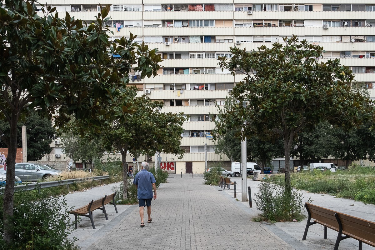 Troben un home mort amb signes de violència en un pis de la Mina 