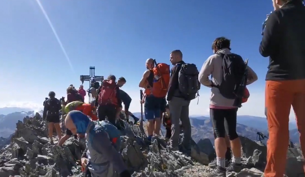 Cua per fer-se la foto al cim de la Pica d'Estats.  - PN Alt Pirineu 