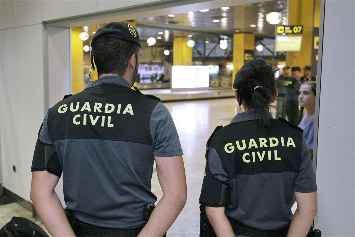 Detenen un home de 80 anys a l'aeroport del Prat per fer tocaments a una dona al passadís d'un avió