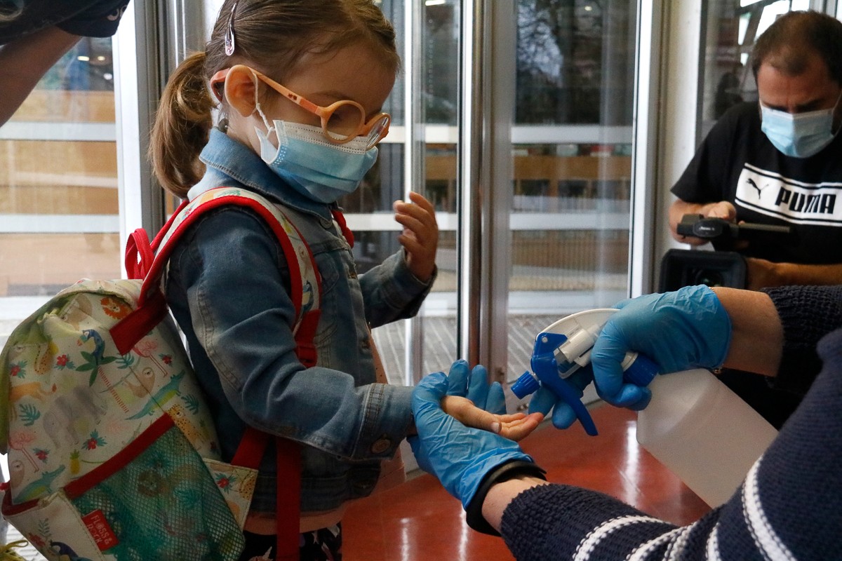 Què passa si hi ha un cas de Covid-19 en una escola?