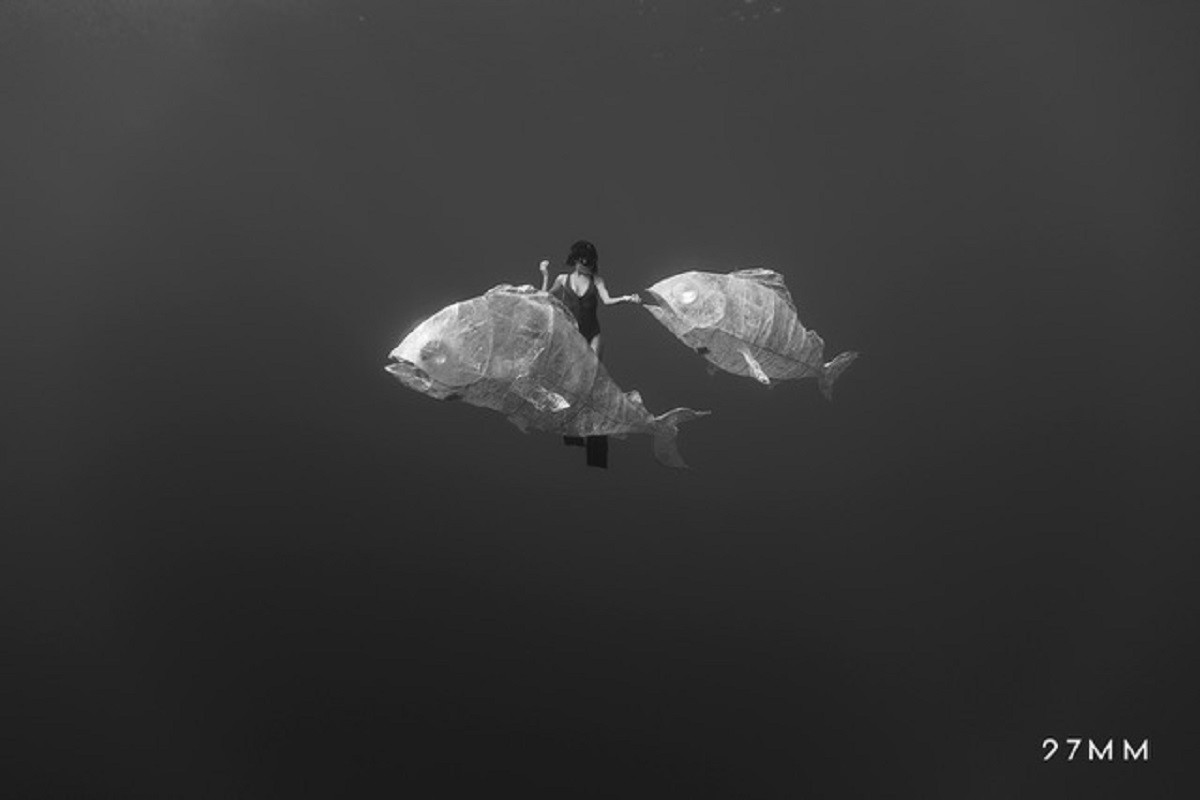 Mar de plàstic: fotografia subaquàtica per alertar de la contaminació del Mediterrani
