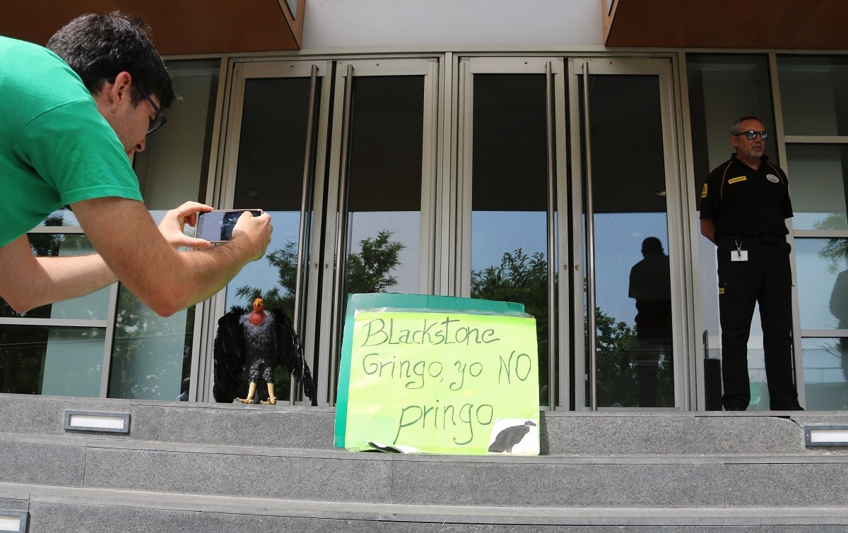 El Sindicat d'Habitatge de Vallcarca acusa l'Ajuntament de «facilitar» un desnonament a Blackstone