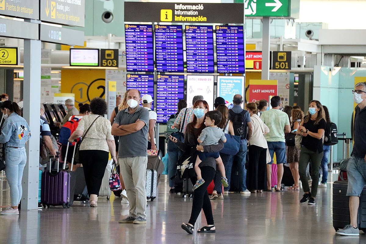 Passatgers a l'Aeroport del Prat el 30 d'agost del 2020. - Miquel Codolar/ACN