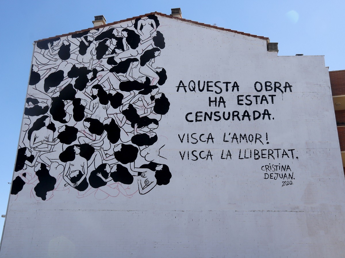 Més d'un centenar de persones es concentren davant un mural «censurat» a Torrefarrera