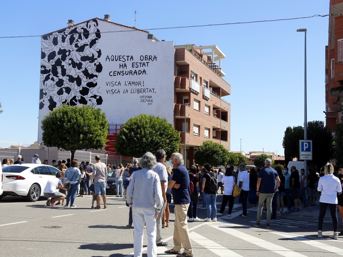 Les persones concentrades davant el mural - ACN
