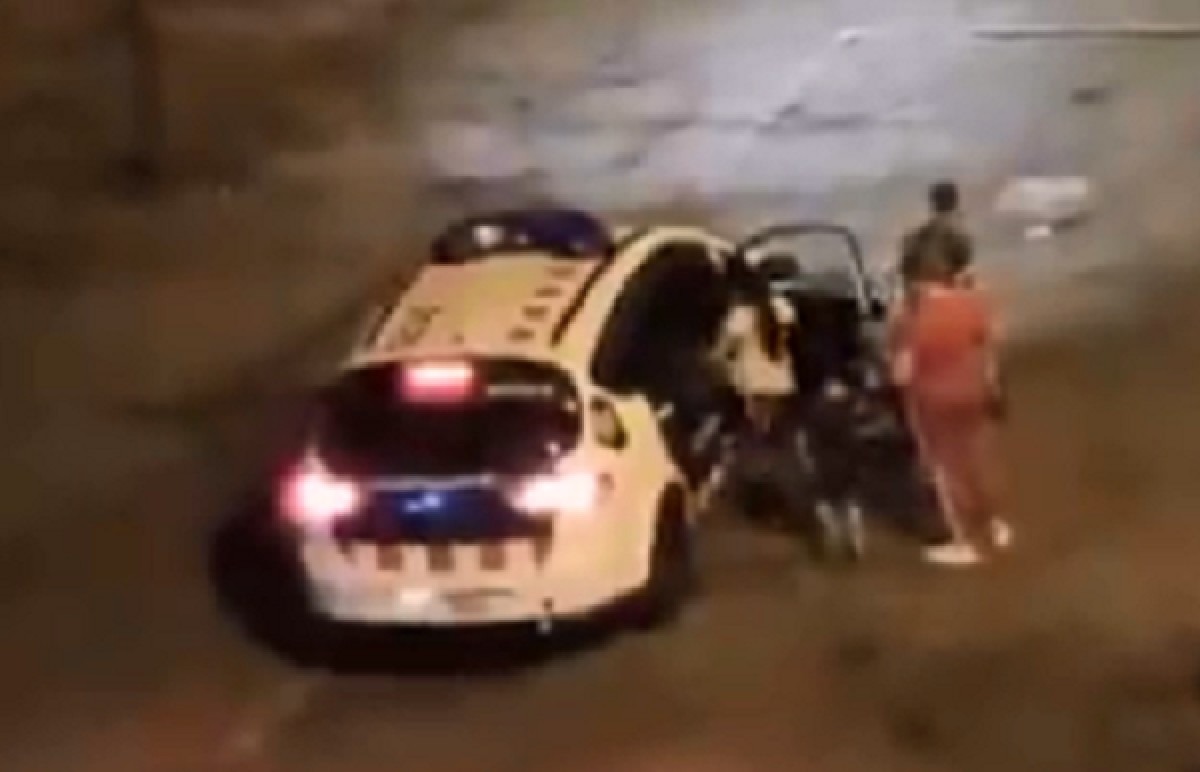 Investiguen un mosso per passejar nens amb el cotxe policial a la Mina