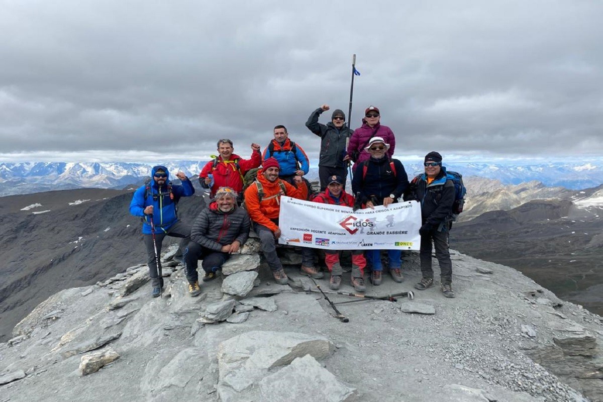 Tres muntanyencs cecs pugen el cim de 3.751 metres de Grande Sassière, als Alps