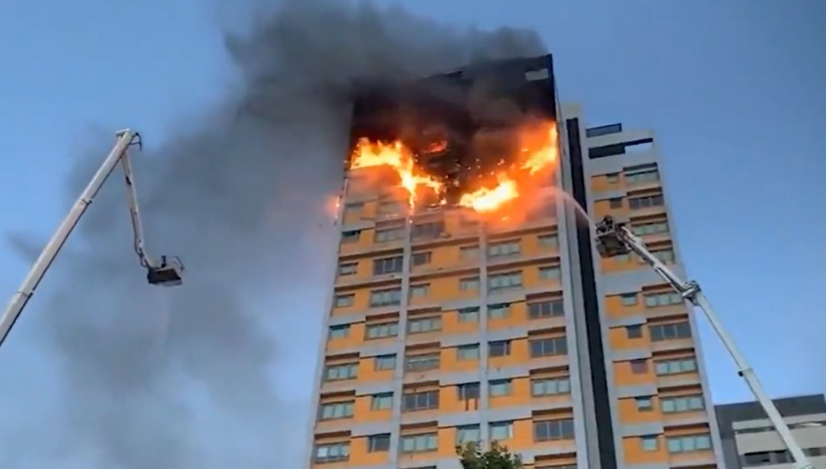 VÃDEO Espectacular incendi en un edifici de 20 plantes de Madrid