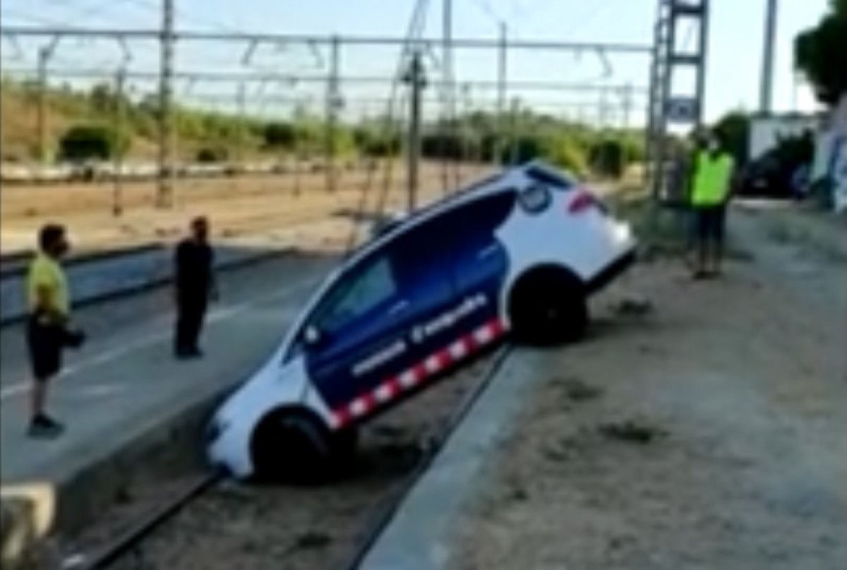 VÃDEO Un cotxe dels Mossos cau a les vies del tren en una persecució