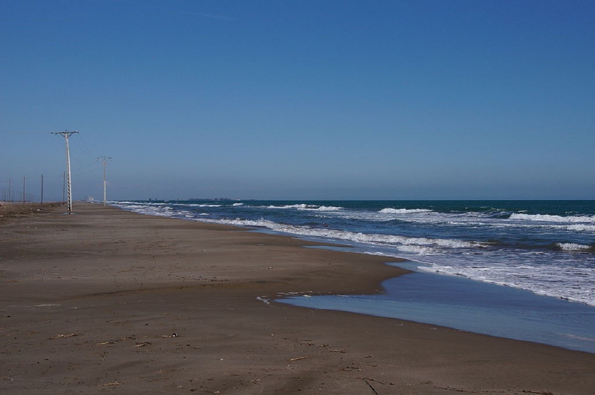 El seu company gairebé s'ofega, el recullen i fugen ebris de la platja del Trabucador en furgoneta