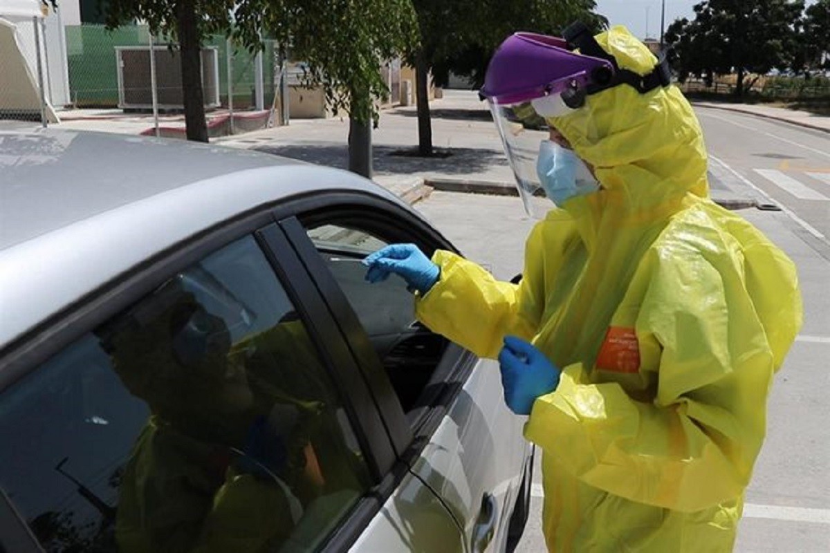 Catalunya estabilitza el ritme de contagis i el risc de rebrot