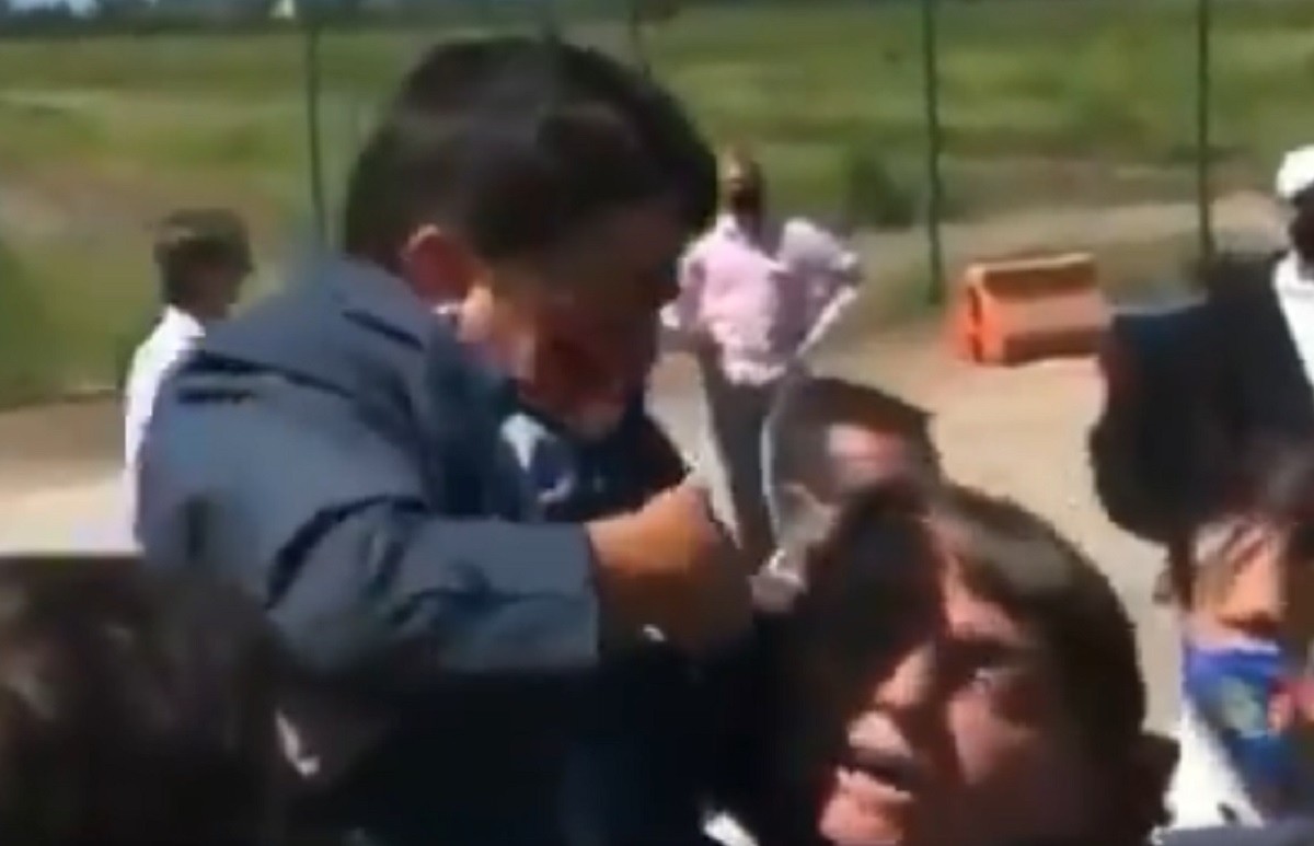 VÃDEO Bolsonaro agafa un nan a collibè pensant-se que és un nen petit