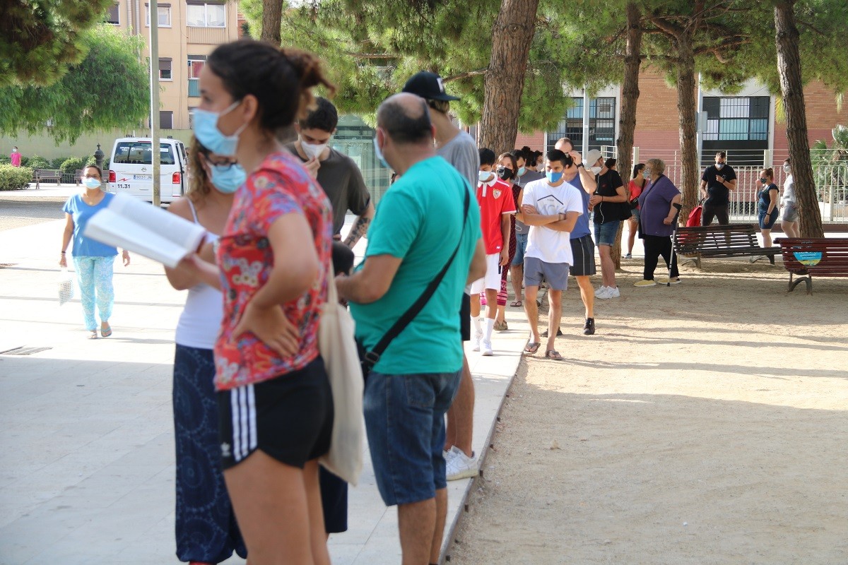 Cues a l'Hospitalet en la primera jornada del cribratge massiu de Covid-19