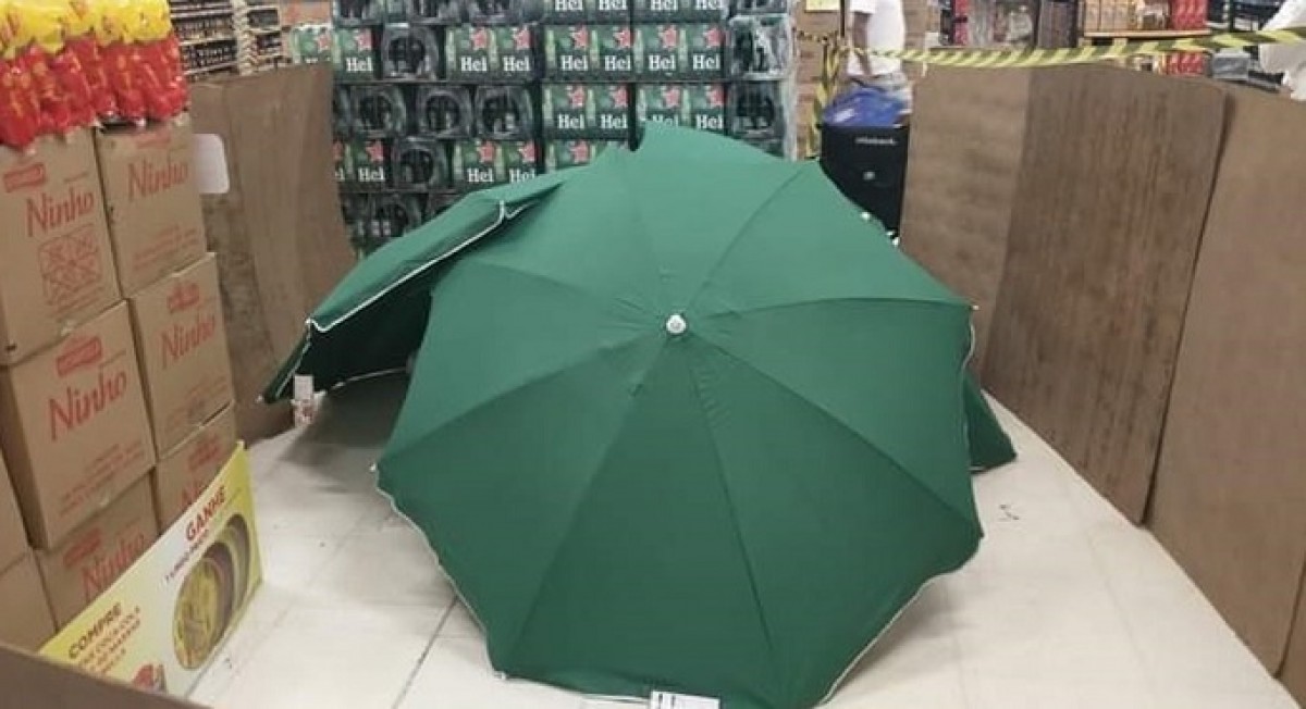 Un home mor en un Carrefour del Brasil i el tapen amb paraigües per no tancar el supermercat