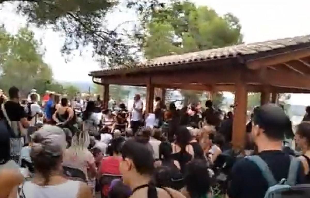 Centenars de persones es reuneixen a Sant Pere de Ribes sense mascareta ni distància
