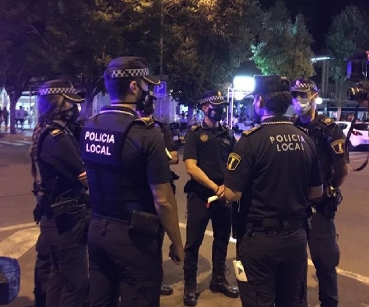 Desallotgen un pub amb més de 50 persones ballant sense mascareta al port d'Alacant