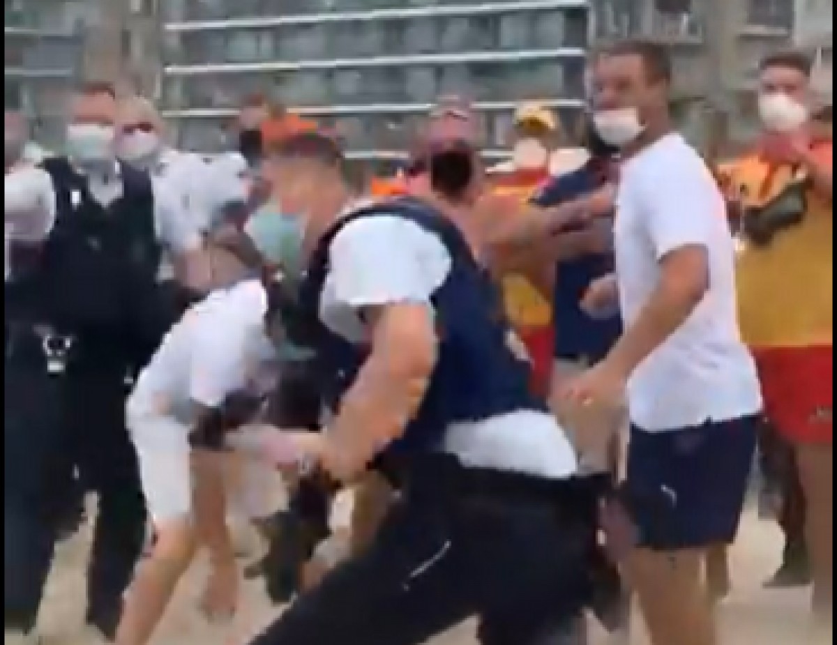 VÃDEO Batalla campal entre banyistes i policia en una platja de Bèlgica