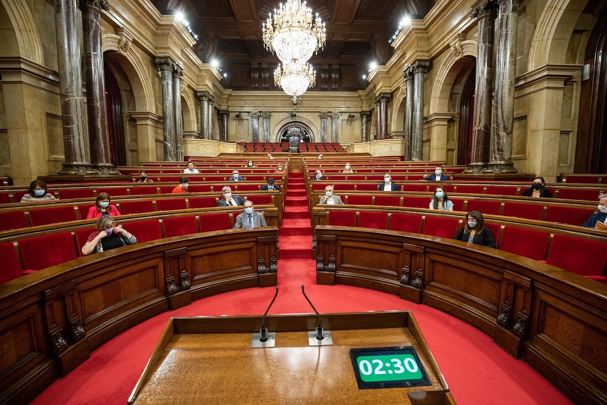 Tots els partits menys el PP i Cs negocien un cordó sanitari a Vox