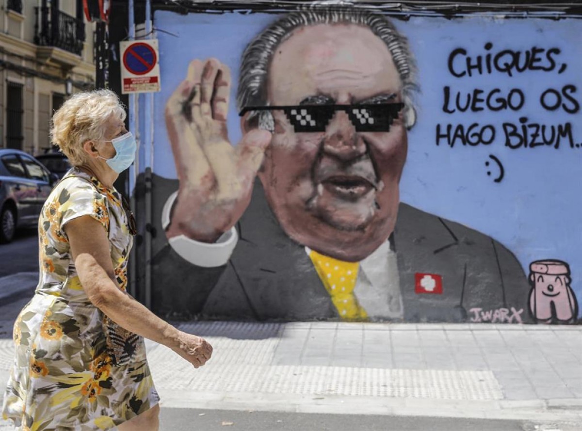 3 d'agost. La Casa Reial espanyola fa públic que Joan Carles I ha fugit, acorralat pels escàndols de corrupció. Ni deixar la Zarzuela ni assumir responsabilitats penals. El rei emèrit decideix apartar-se posant terra per mig per intentar deixar de crear problemes al seu fill. Algunes veus ja diuen que no tornarà, que morirà a l'exili. - Europa Press