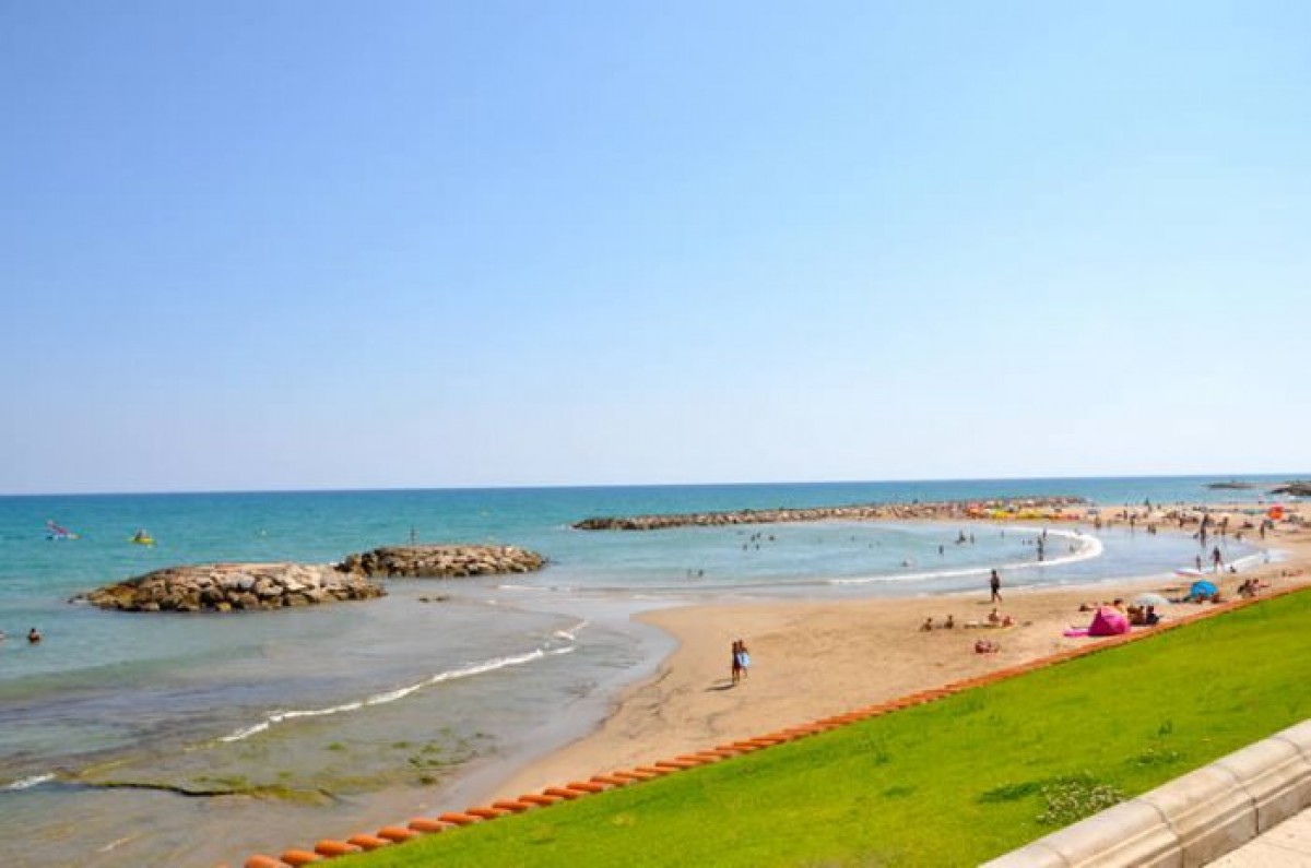 Mor un home ofegat a la platja de la Barra de Sitges