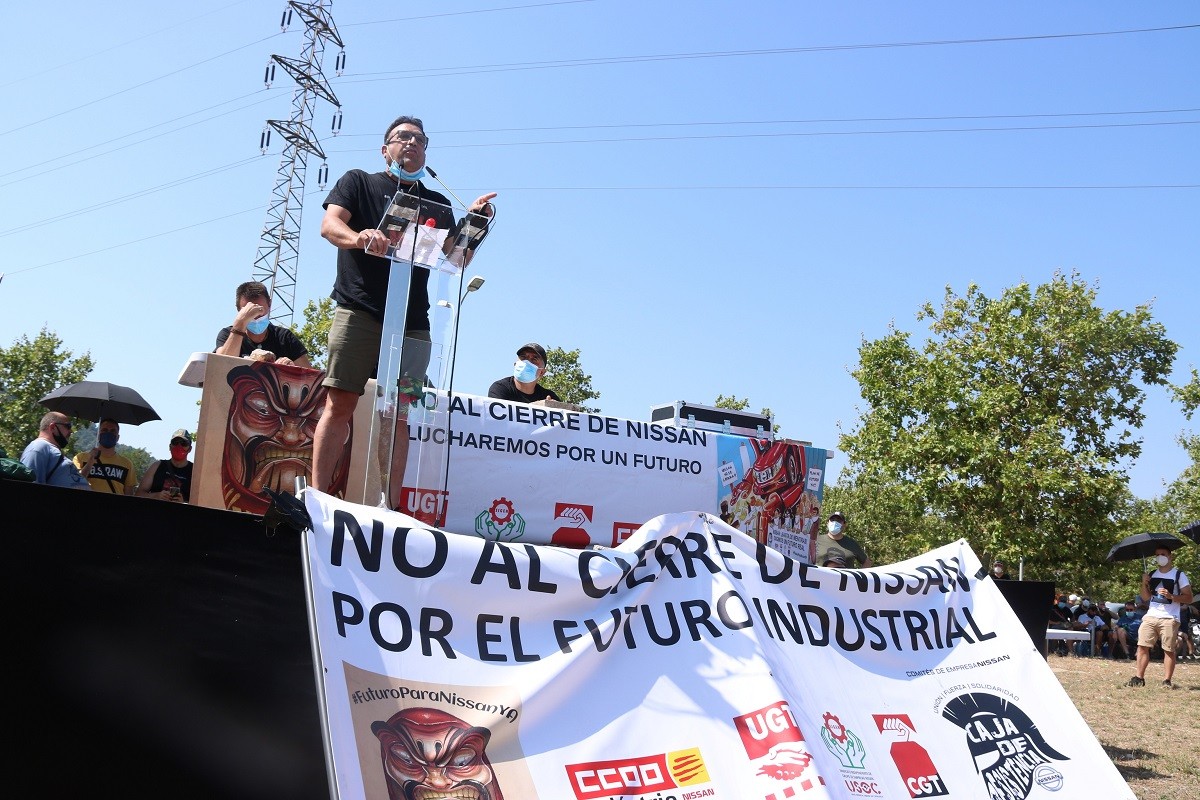 Pla general del representant d'UGT a Nissan, Javier Hernández, en l'assemblea que s'ha celebrat el dia 1 d'agost de 2020 - ACN
