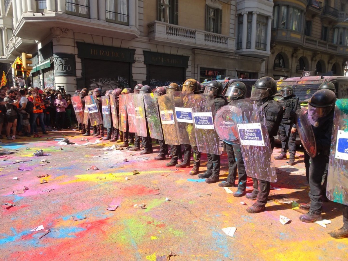 Els manifestants vans van llançar pintura al cordó policial - Martí Urgell