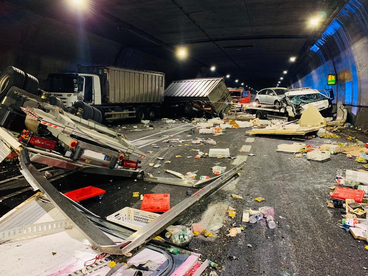 VÃDEO Tres ferits greus en una col·lisió entre dos camions i un cotxe al túnel de Bracons