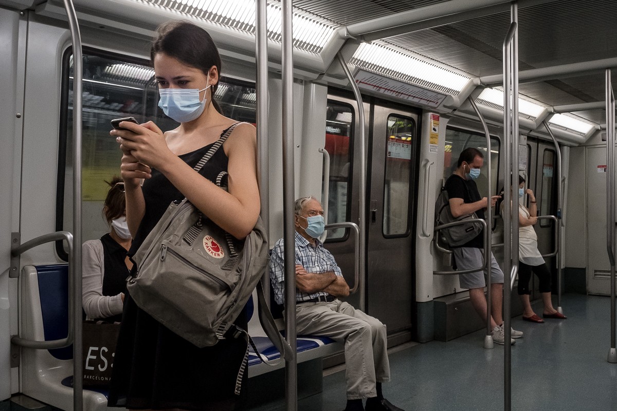 Gent amb mascareta al metro de Barcelona. - Adrià Costa