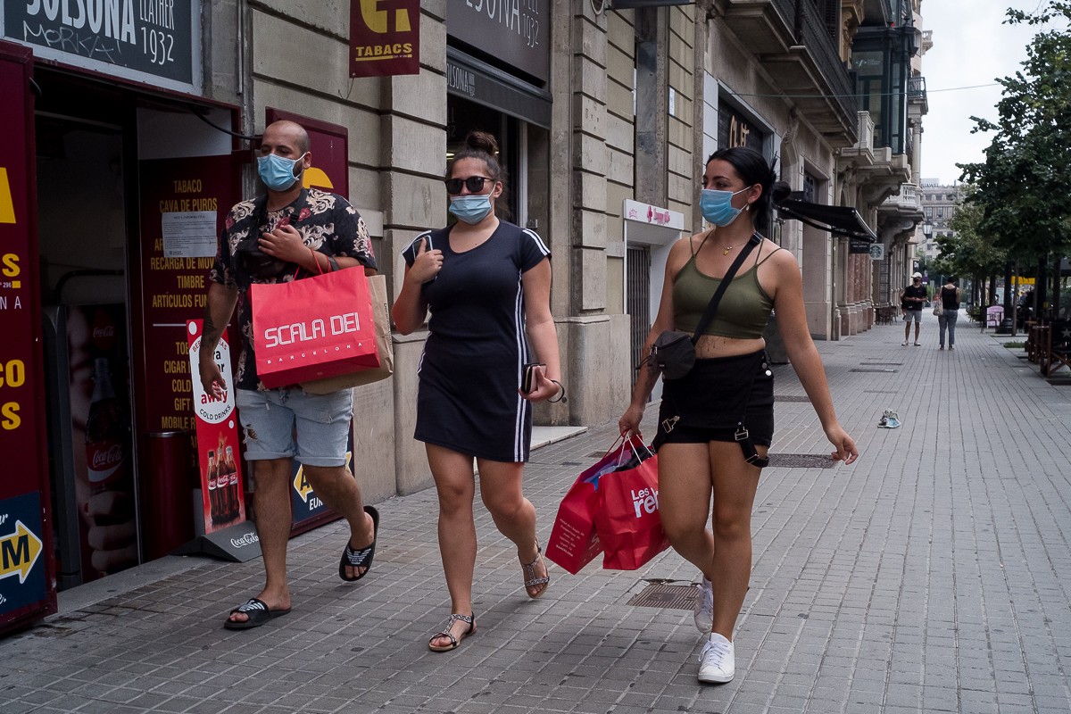 Gent amb mascareta al centre de Barcelona. - Adrià Costa