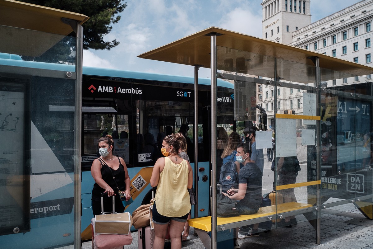 Turistes fent cua per pujar a l'Aerobús - Adrià Costa