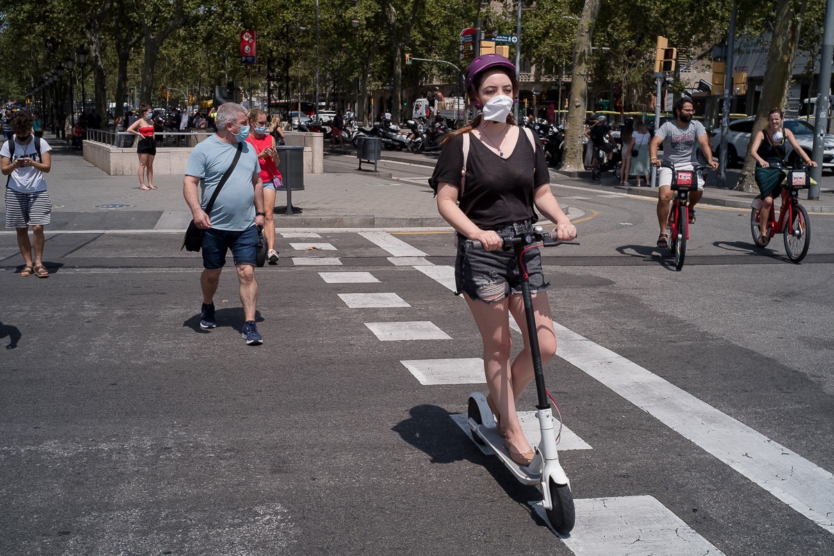 Barcelona va aprovar una regulació per als patins elèctrics el 2017. - Adrià Costa
