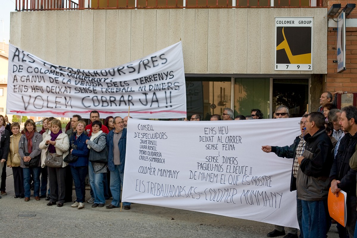 Etreballadors de l'empresa adobera de pell Colomer Munmany es manifesten a Vic per reclamar el pagament de les indemnitzacions pels seus acomiadaments, el 21 de setembre de 2010.  - Adrià Costa