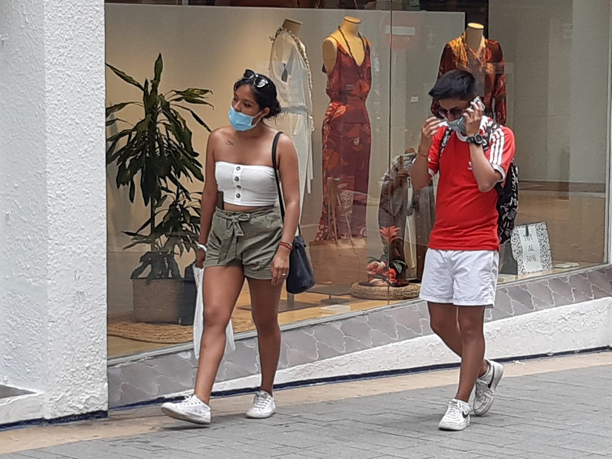Joves amb mascareta passejant per Sitges, el juliol. - ACN