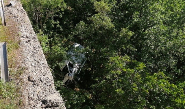 Impactant accident al Pallars: una furgoneta queda penjada dels arbres d'un barranc